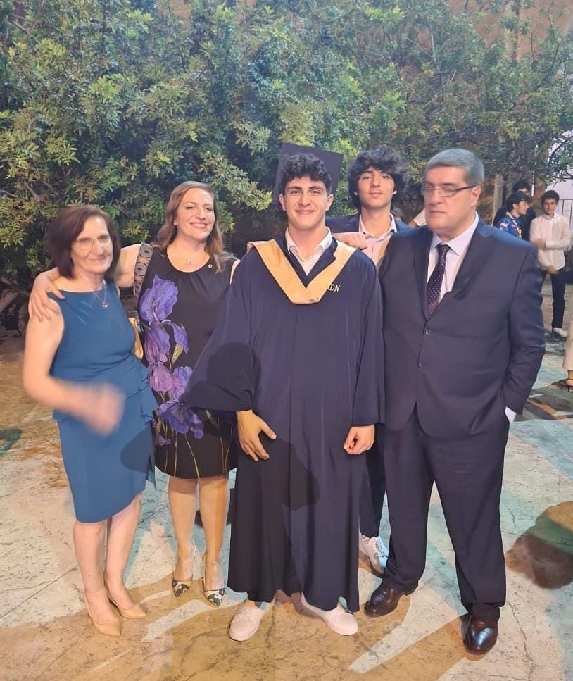 بالفيديو- الطالب كارل سلامة يتميز بعزفه على البيانو في حفل تخرجه من Nazareth