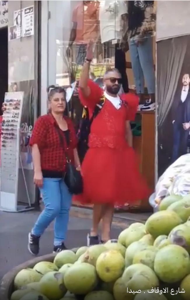 واقعة الرجل ذات الرداء الاحمر في صيدا .. عندما تسقط القيم المجتمعية في سبيل ” الترند “ !!!