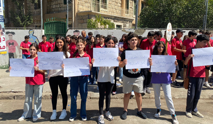 وقفة احتجاجية لطلاب مدرسة الفنون الإنجيلية في صيدا رفضا لتراكم النفايات