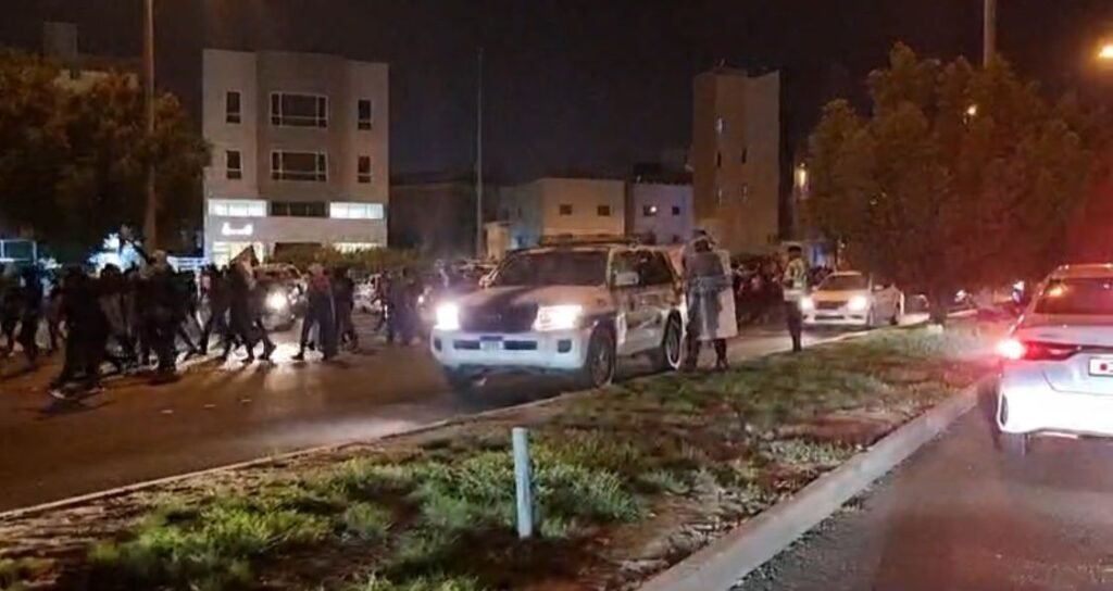 البحرين | الشرطة تفشل في منع متظاهرين من الوصول إلى مبنى السفارة الأميركية (فيديو)