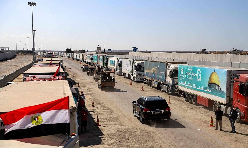 بالفيديو: دخول أول شحنة مساعدات الى غزة