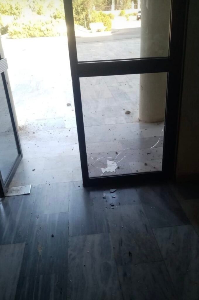 بعد الاعتداء الإسرائيلي… هل يُقفل مستشفى ميس الجبل؟