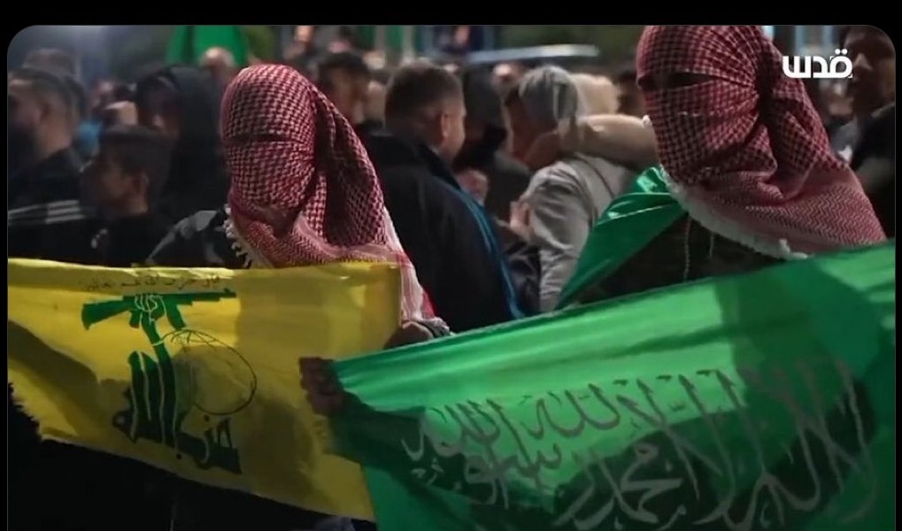 اعلامي اسرائيلي … هكذا علق على رفع صورة حزب الله في الضفة