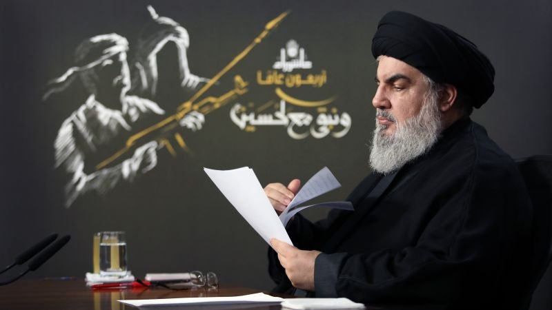 لهذا السبب يمسك أوراق نصرالله قريبة من صدره