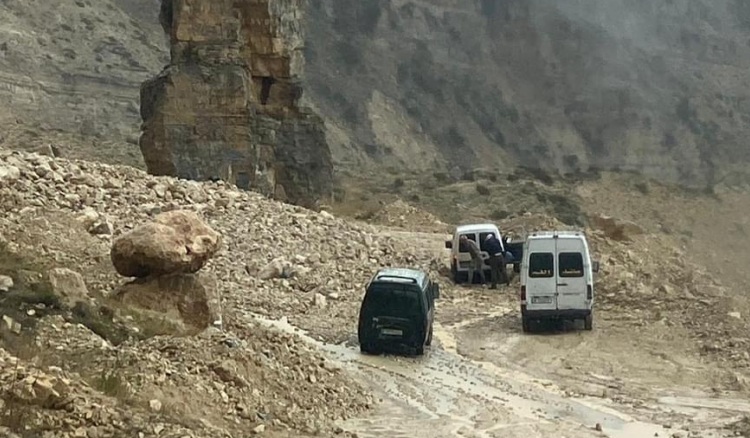 لبنان | انهيار صخري وترابي يقطع طريق الضنية الهرمل