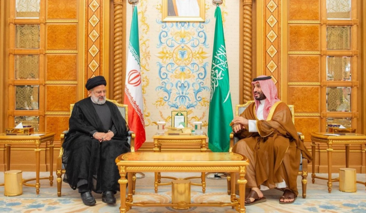 الرئيس الإيراني يلتقي ولي العهد السعودي