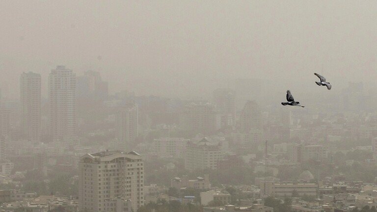 طهران تلزم سكانها البقاء في منازلهم بسبب التلوث