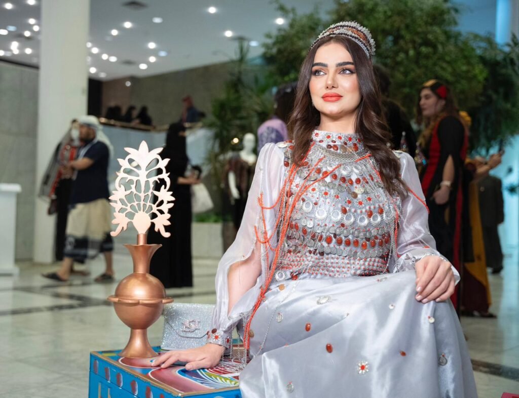 مصممة الأزياء دنيا بن مروان تُجدد عبق التراث السعودي واليمني في “أسلاف”