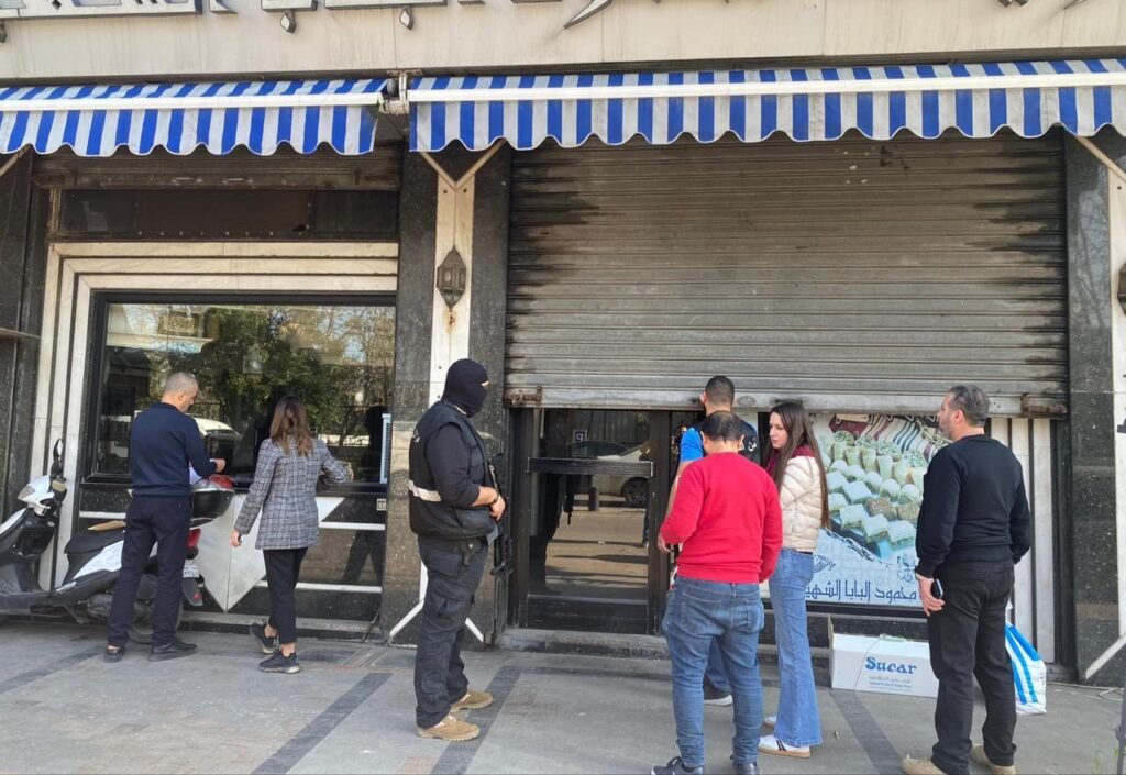 اقفال محل شهير لبيع الحلويات في صيدا بالشمع الأحمر