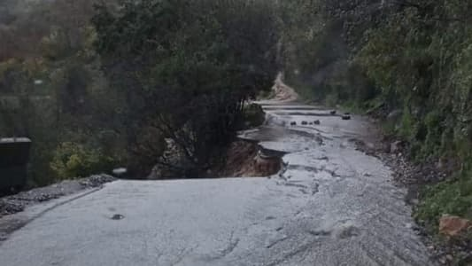 انهيار طريق بالكامل جرّاء غزارة الأمطار.