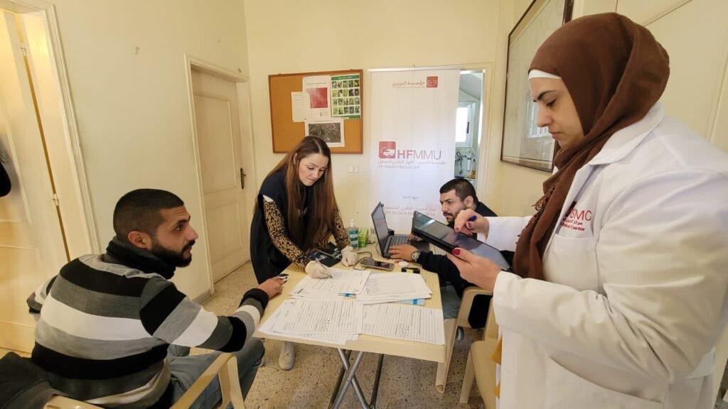 عيادات مؤسسة الحريري النقالة المجانية عاينت عشرات المرضى في صيدا والضواحي