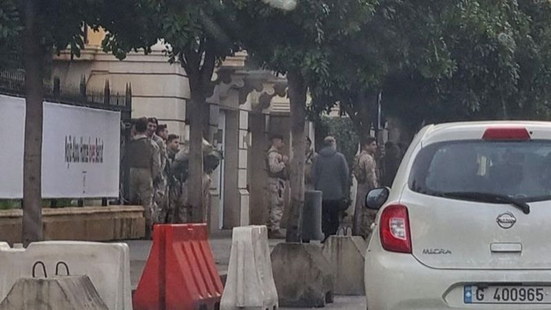 اعتصام للعسكريين المتقاعدين أمام مدخل السراي الحكومي
