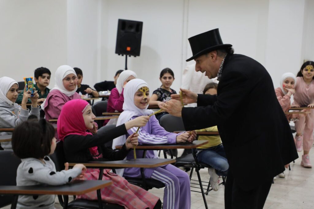 طلاب جامعة USAL يكرّمون أيتاماً من مؤسسات مختلفة