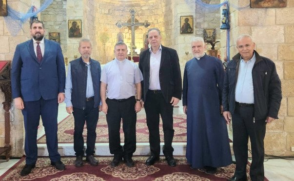 سيروب كيزيريان يعيد تأهيل مدخل مطرانية صور للكاثوليك