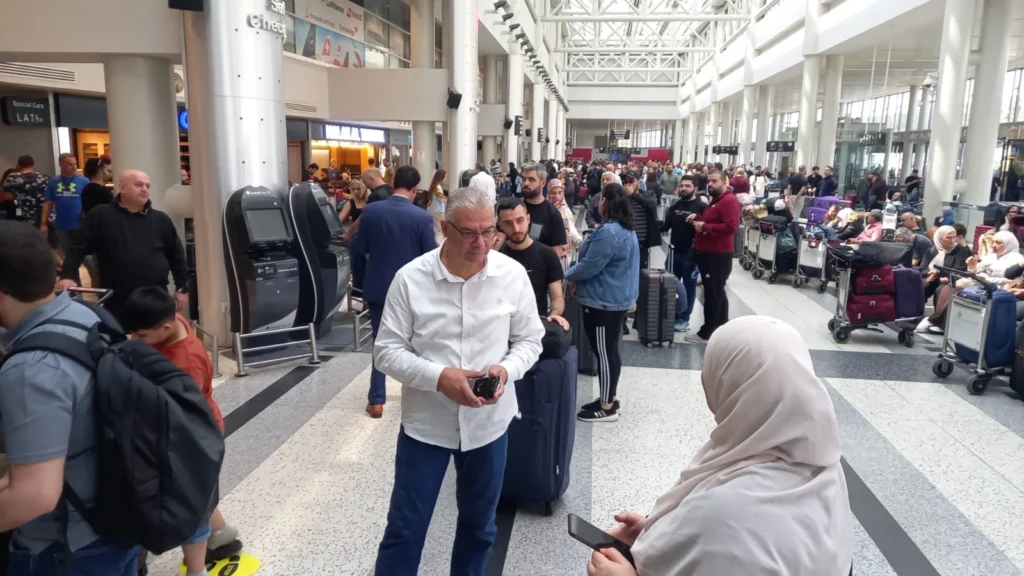 لبنان : السفارات تحذّر رعاياها… والمغتربون يتوافدون