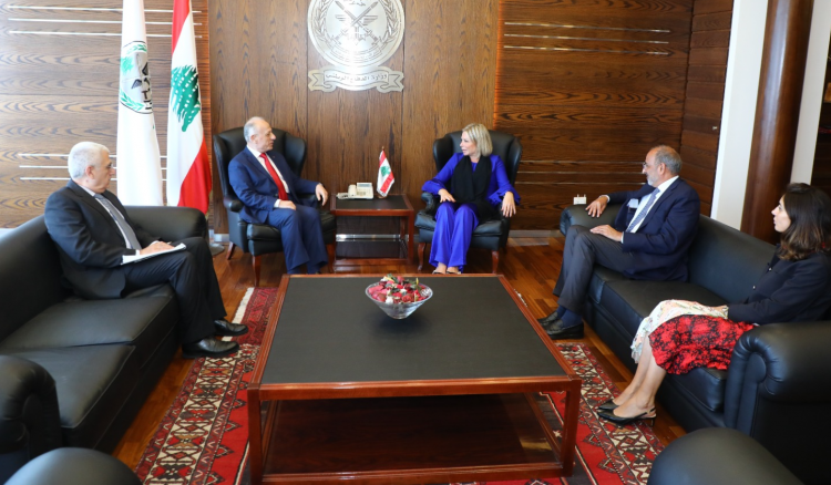 وزير الدفاع استنكر الاعتداء على السفارة الأميركية