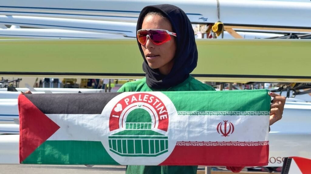 سيدة إيرانية ترفع راية التضامن بين إيران وفلسطين في أولمبياد باريس 2024