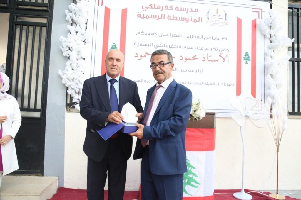مدرسة كفر ملكي المتوسطة الرسمية كرمت مديرها الأستاذ محمود حمود لبلوغه السن القانونية(صور)