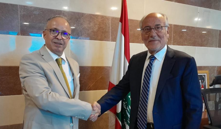 الحلبي تسلم من سفير الجزائر أربعين منحة جامعية