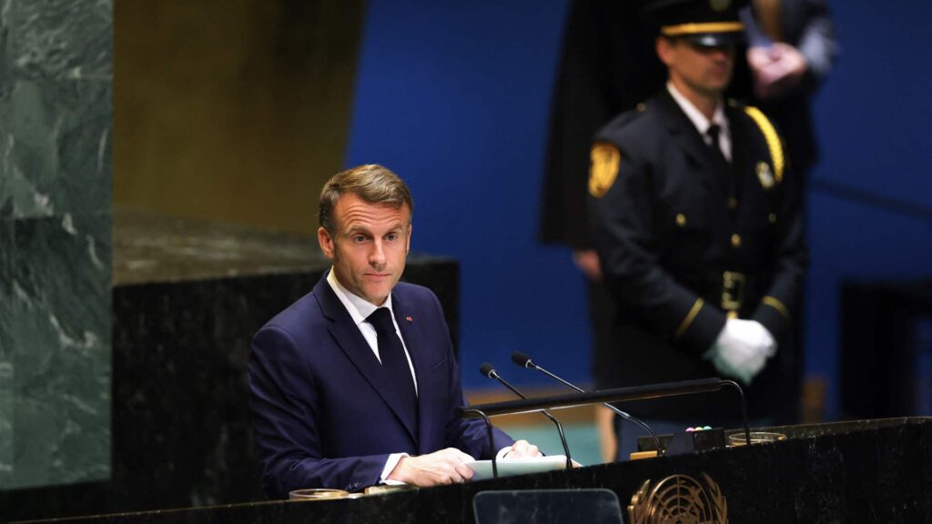 ماكرون: على إسرائيل وقف عملياتها في لبنان واحترام سيادته