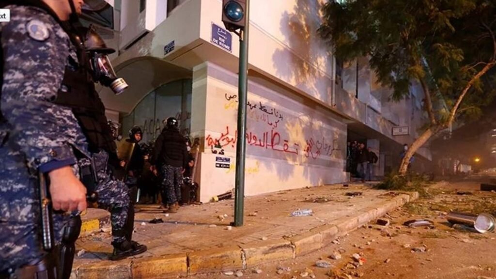 تحذيرات دولية من حرب أهلية في لبنان