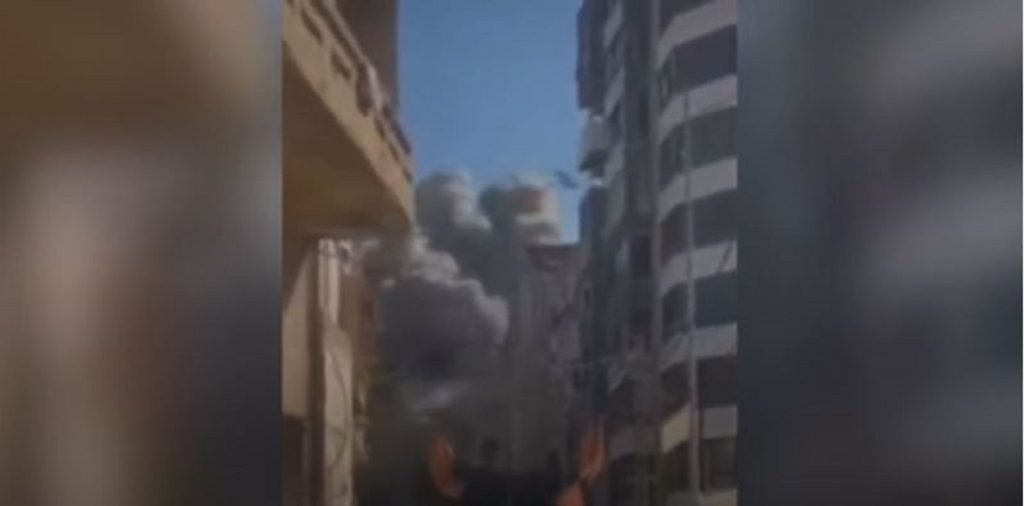 ما حقيقة سقوط شاب من شرفة في برج البراجنة أثناء تصويره لـ غارة؟