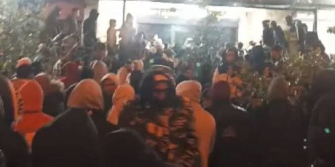 بالفيديو ـ توقيف باصّ سوريين في التبانة.. ضرب و”عواء”!