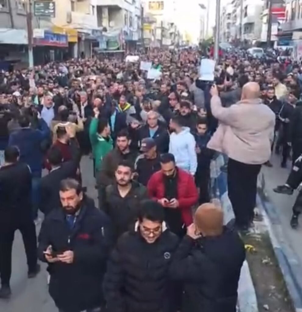 فيديو – تظاهرة حاشدة في سورية ردا على حرق مقام وقتل 5 شبان في حلب