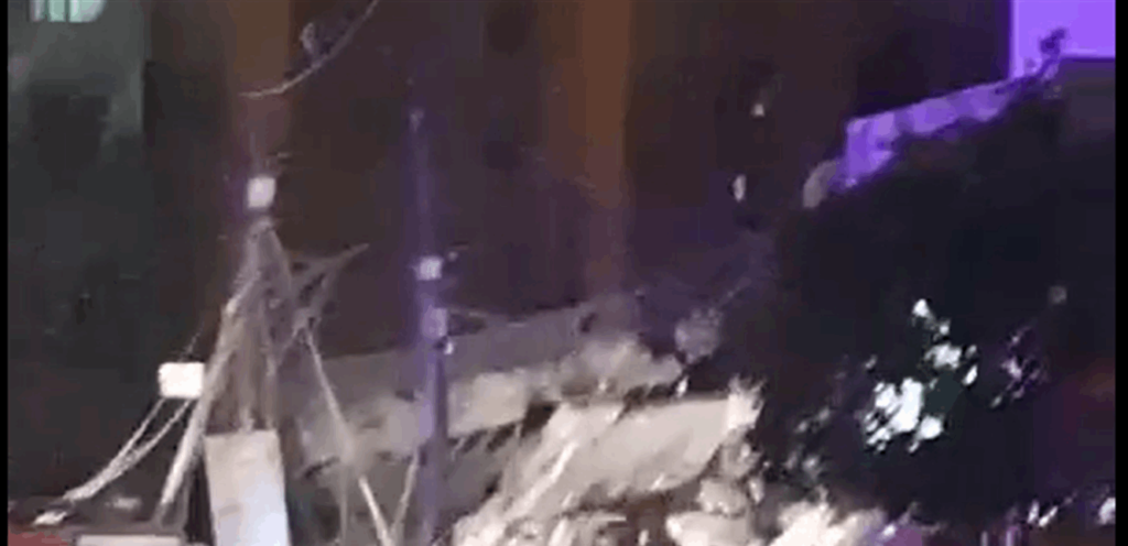 مقتل شخصين من الدفاع المدني وفوج الاطفاء أثناء محاولة اخماد النيران في مبنى الزيلع في الميناء