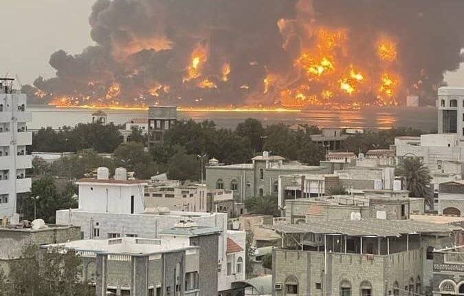 بالفيديو ـ مطار صنعاء وميناء الحديدة.. هجوم ”إسرائيلي“ كبير يستهدف اليمن