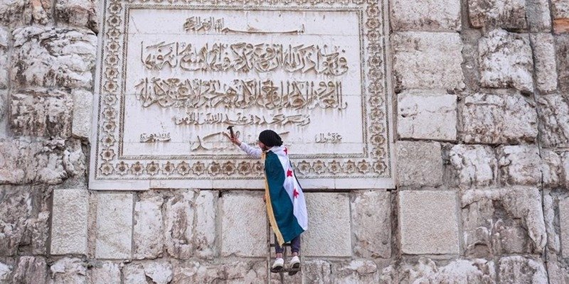 بالفيديو ـ تحطيم جدارية حافظ الأسد بـ الجامع الأموي!