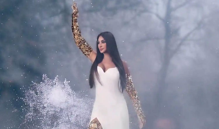 بالفيديو – إليسا ترفع شعار “القوات”: “على راس السطح”!