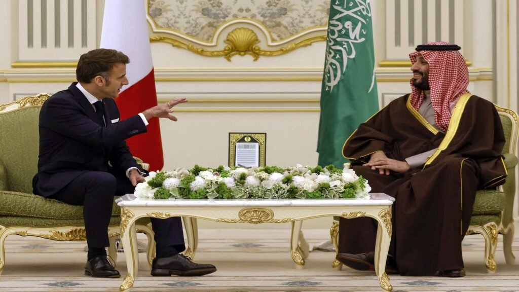ماكرون يُـنسق مع بن سلمان لمنع «تفخيخ» انطلاقة العهد
