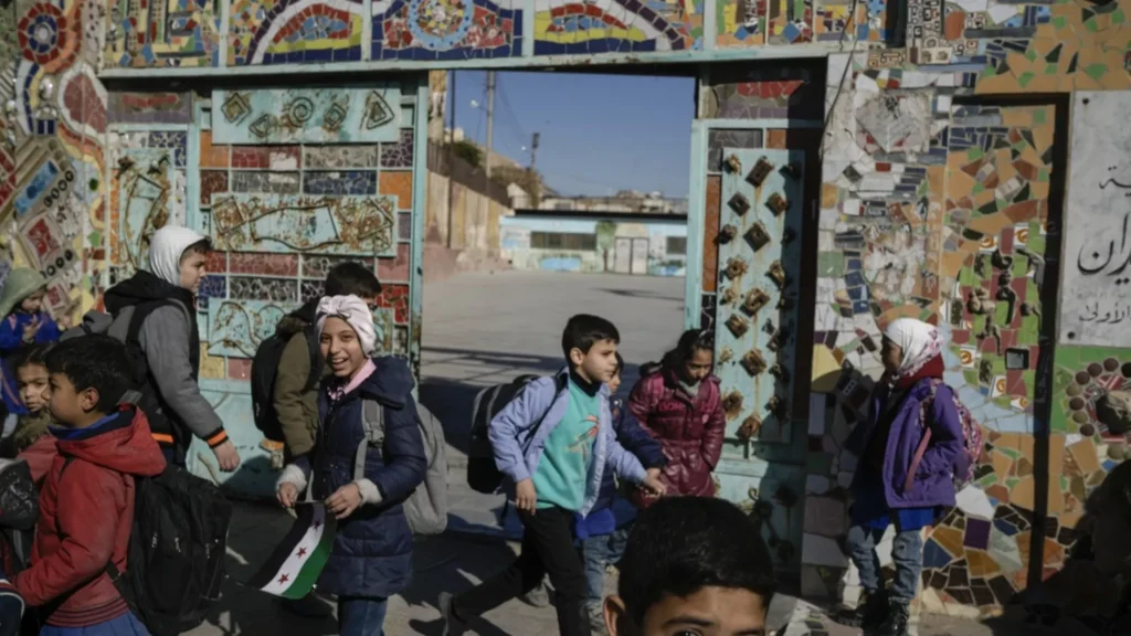 “من الشهادة في سبيل الوطن” إلى “في سبيل الله”.. تعديلات تربوية تثير جدلا واسعا في سوريا