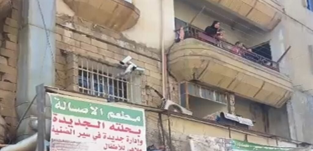 بالفيديو ــ في هذه المنطقة.. سقط من الطابق الثاني!