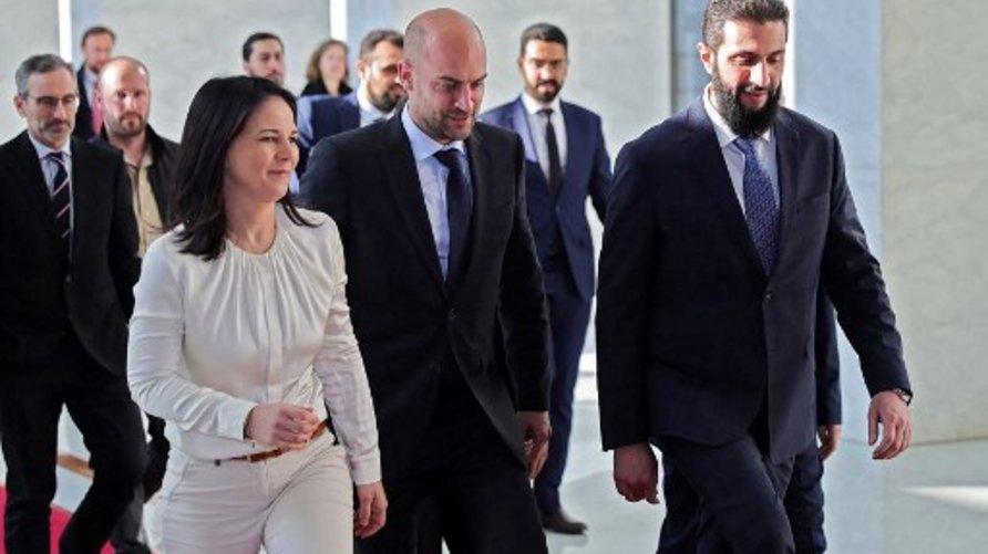 بالفيديو ـ ”ٲحمد الشّرع“ يمتنع عن مصافحة الوزيرة!