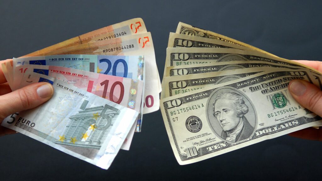 ”الدولار“ يذوق طعم الٳستقرار.. جولة على أسعار العملات!