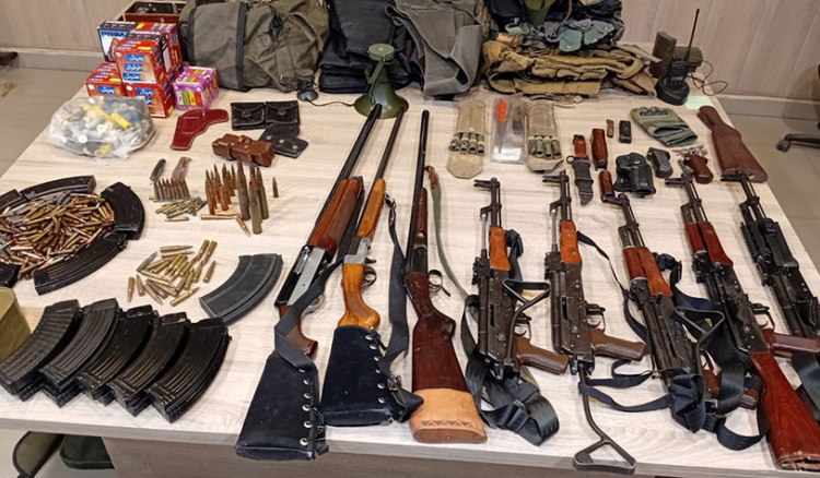 الجيش: دهم منازل في النبي شيت وسرعين وشمسطار وتوقيف 8 أشخاص
