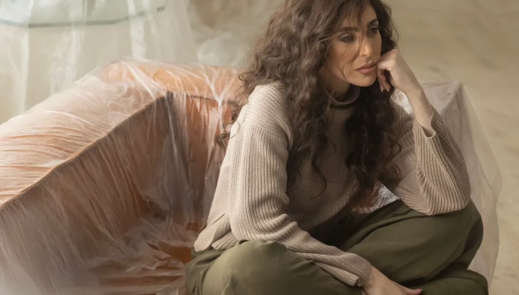 بالفيديو ـ ”عبير نعمة“ في رحلة ذكريات بـ أغنية “صدّقني نسيتك”!
