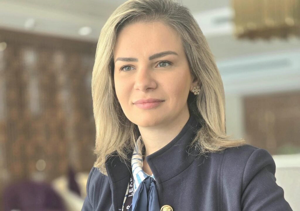 النساء وأنسنة الٳبتكار: كيف تساهم الشخصية النسائية الفريدة في تشكيل مستقبل التكنولوجيا الٳنساني!