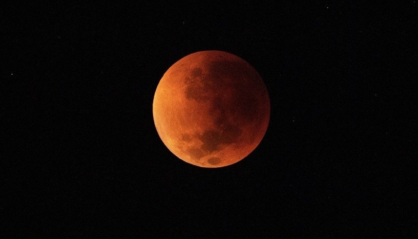 خسوف كلي يخفي بدر رمضان في هذا الموعد!