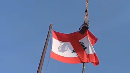 رئيس الجمهورية : هذا الأمر لا يجوز … إليكم قصة العلم بأرزته المشطوبة