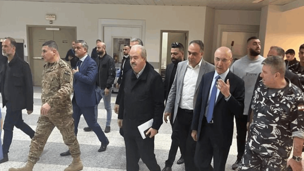3 وزراء في المطار