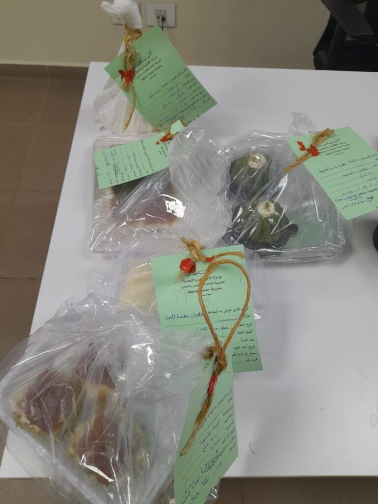 مراقبو مصلحة الاقتصاد في الجنوب يسحبون عينات من القشطة والحلويات لفحصها مخبريًا