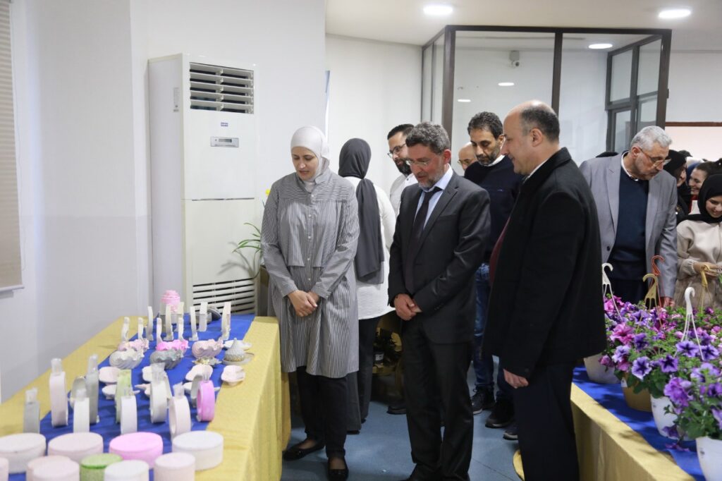 بالصور : “عطر الأنامل” في ثانوية السفير … الربيع باكرًا في معرضه !