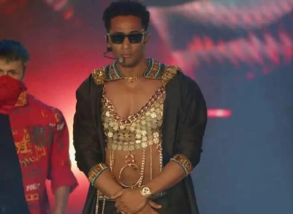 من جديد.. محمد رمضان يُثير الجدل بالشيشة وتقبيل “الباسبور”!