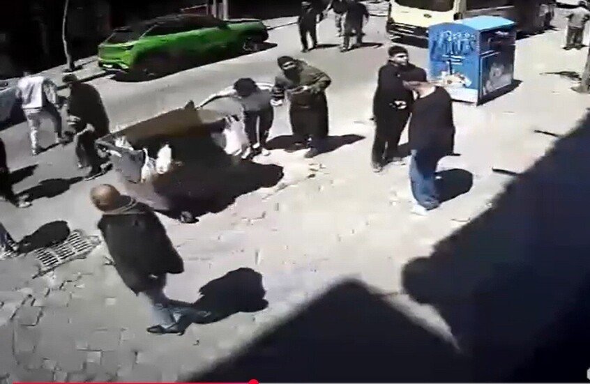 بالفيديو ـ لحظات رعب في إسطنبول: شاب يقفز من الطابق الثالث هلعًا من الزلزال!