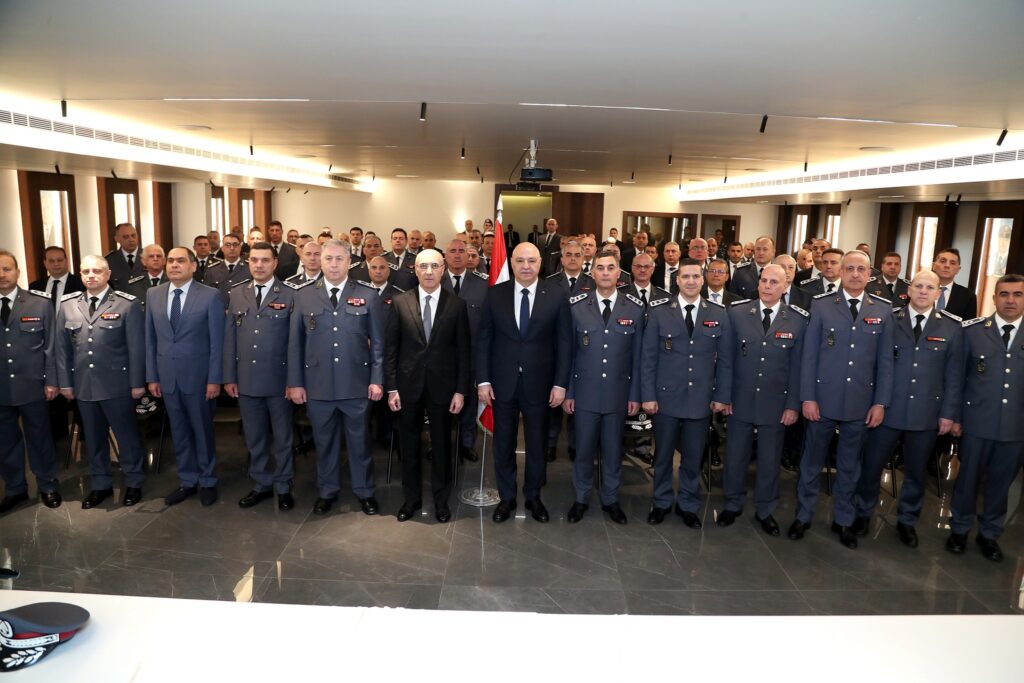 عون زار المديريتين العامتين لقوى الامن الداخلي والامن العام