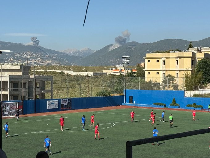 بالصورة : الجنوب يُقصف وأطفاله يلعبون كرة القدم