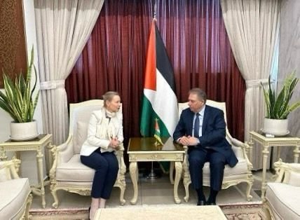 السفير دبور يلتقي مديرة شؤون وكالة الأونروا في لبنان دوروثي كلاوس